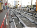 Čerstvě podbetonovaná část tramvajových kolejí v prostoru zastávky Palmovka, kolejnice jsou zakryté, aby nedošlo k jejich zbytečnému znečištění. | 7.4.2011